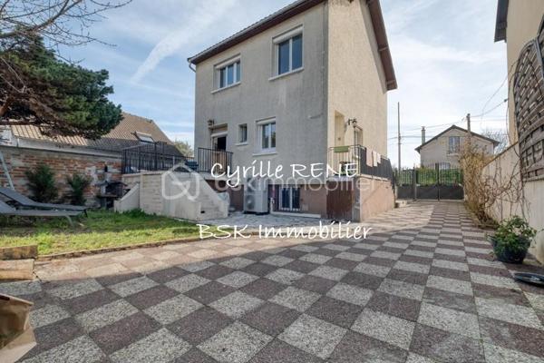 Découvrez cette magnifique maison individuelle à la décoration soignée, sur sous-sol total complètement aménagé et chauffé. La maison est située dans un quartier résidentiel calme et recherché en limite de Villemomble. Les transports sont à proximité et accessibles à pied. 
Confort et efficacité énergétique : Pompe à chaleur associés à des panneaux solaires et un ballon thermodynamique – DPE C – pour une consommation maîtrisée et un bien-être optimal toute l’année ! Des volets roulants motorisés aident au confort. Cette demeure vous propose :

Au rez-de-chaussée :
- Un Double séjour lumineux sans vis à vis
- Une Cuisine entièrement équipée ouvrant sur une grande terrasse, pouvant être ouverte sur le salon
- Une grande salle de bain 
- Un WC séparé
- Une entrée dédiée

Au 1er étage :
- 3 chambres confortables et lumineuses équipées de placards, de 13, 13 et 10m² 
- Un bureau, 
- Une salle d’eau - WC 

Au 2e étage :
- Une immense chambre de 40mé au sol sous comble, pouvant être scindée en deux, 
- Une pièce de rangement

Le sous-sol, véritable pièce de vie, est isolé et aménagé. Une grande buanderie ainsi qu’une cuisine d’été vous y attendent. 
2 garages fermés et des places de parking intérieures supplémentaires vous permettront de garer vos voitures. 

Une visite s’impose, contactez-moi dès maintenant (disponible 7j/7) pour organiser une visite et découvrir votre futur chez-vous !