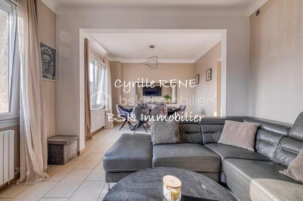 Découvrez cette magnifique maison individuelle à la décoration soignée, sur sous-sol total complètement aménagé et chauffé. La maison est située dans un quartier résidentiel calme et recherché en limite de Villemomble. Les transports sont à proximité et accessibles à pied. 
Confort et efficacité énergétique : Pompe à chaleur associés à des panneaux solaires et un ballon thermodynamique – DPE C – pour une consommation maîtrisée et un bien-être optimal toute l’année ! Des volets roulants motorisés aident au confort. Cette demeure vous propose :

Au rez-de-chaussée :
- Un Double séjour lumineux sans vis à vis
- Une Cuisine entièrement équipée ouvrant sur une grande terrasse, pouvant être ouverte sur le salon
- Une grande salle de bain 
- Un WC séparé
- Une entrée dédiée

Au 1er étage :
- 3 chambres confortables et lumineuses équipées de placards, de 13, 13 et 10m² 
- Un bureau, 
- Une salle d’eau - WC 

Au 2e étage :
- Une immense chambre de 40mé au sol sous comble, pouvant être scindée en deux, 
- Une pièce de rangement

Le sous-sol, véritable pièce de vie, est isolé et aménagé. Une grande buanderie ainsi qu’une cuisine d’été vous y attendent. 
2 garages fermés et des places de parking intérieures supplémentaires vous permettront de garer vos voitures. 

Une visite s’impose, contactez-moi dès maintenant (disponible 7j/7) pour organiser une visite et découvrir votre futur chez-vous !