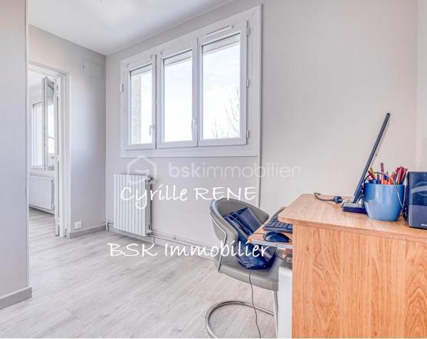 Découvrez cette magnifique maison individuelle à la décoration soignée, sur sous-sol total complètement aménagé et chauffé. La maison est située dans un quartier résidentiel calme et recherché en limite de Villemomble. Les transports sont à proximité et accessibles à pied. 
Confort et efficacité énergétique : Pompe à chaleur associés à des panneaux solaires et un ballon thermodynamique – DPE C – pour une consommation maîtrisée et un bien-être optimal toute l’année ! Des volets roulants motorisés aident au confort. Cette demeure vous propose :

Au rez-de-chaussée :
- Un Double séjour lumineux sans vis à vis
- Une Cuisine entièrement équipée ouvrant sur une grande terrasse, pouvant être ouverte sur le salon
- Une grande salle de bain 
- Un WC séparé
- Une entrée dédiée

Au 1er étage :
- 3 chambres confortables et lumineuses équipées de placards, de 13, 13 et 10m² 
- Un bureau, 
- Une salle d’eau - WC 

Au 2e étage :
- Une immense chambre de 40mé au sol sous comble, pouvant être scindée en deux, 
- Une pièce de rangement

Le sous-sol, véritable pièce de vie, est isolé et aménagé. Une grande buanderie ainsi qu’une cuisine d’été vous y attendent. 
2 garages fermés et des places de parking intérieures supplémentaires vous permettront de garer vos voitures. 

Une visite s’impose, contactez-moi dès maintenant (disponible 7j/7) pour organiser une visite et découvrir votre futur chez-vous !