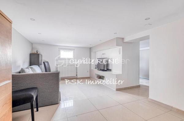 Découvrez cette magnifique maison individuelle à la décoration soignée, sur sous-sol total complètement aménagé et chauffé. La maison est située dans un quartier résidentiel calme et recherché en limite de Villemomble. Les transports sont à proximité et accessibles à pied. 
Confort et efficacité énergétique : Pompe à chaleur associés à des panneaux solaires et un ballon thermodynamique – DPE C – pour une consommation maîtrisée et un bien-être optimal toute l’année ! Des volets roulants motorisés aident au confort. Cette demeure vous propose :

Au rez-de-chaussée :
- Un Double séjour lumineux sans vis à vis
- Une Cuisine entièrement équipée ouvrant sur une grande terrasse, pouvant être ouverte sur le salon
- Une grande salle de bain 
- Un WC séparé
- Une entrée dédiée

Au 1er étage :
- 3 chambres confortables et lumineuses équipées de placards, de 13, 13 et 10m² 
- Un bureau, 
- Une salle d’eau - WC 

Au 2e étage :
- Une immense chambre de 40mé au sol sous comble, pouvant être scindée en deux, 
- Une pièce de rangement

Le sous-sol, véritable pièce de vie, est isolé et aménagé. Une grande buanderie ainsi qu’une cuisine d’été vous y attendent. 
2 garages fermés et des places de parking intérieures supplémentaires vous permettront de garer vos voitures. 

Une visite s’impose, contactez-moi dès maintenant (disponible 7j/7) pour organiser une visite et découvrir votre futur chez-vous !