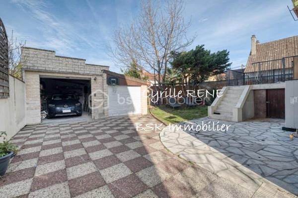 Découvrez cette magnifique maison individuelle à la décoration soignée, sur sous-sol total complètement aménagé et chauffé. La maison est située dans un quartier résidentiel calme et recherché en limite de Villemomble. Les transports sont à proximité et accessibles à pied. 
Confort et efficacité énergétique : Pompe à chaleur associés à des panneaux solaires et un ballon thermodynamique – DPE C – pour une consommation maîtrisée et un bien-être optimal toute l’année ! Des volets roulants motorisés aident au confort. Cette demeure vous propose :

Au rez-de-chaussée :
- Un Double séjour lumineux sans vis à vis
- Une Cuisine entièrement équipée ouvrant sur une grande terrasse, pouvant être ouverte sur le salon
- Une grande salle de bain 
- Un WC séparé
- Une entrée dédiée

Au 1er étage :
- 3 chambres confortables et lumineuses équipées de placards, de 13, 13 et 10m² 
- Un bureau, 
- Une salle d’eau - WC 

Au 2e étage :
- Une immense chambre de 40mé au sol sous comble, pouvant être scindée en deux, 
- Une pièce de rangement

Le sous-sol, véritable pièce de vie, est isolé et aménagé. Une grande buanderie ainsi qu’une cuisine d’été vous y attendent. 
2 garages fermés et des places de parking intérieures supplémentaires vous permettront de garer vos voitures. 

Une visite s’impose, contactez-moi dès maintenant (disponible 7j/7) pour organiser une visite et découvrir votre futur chez-vous !