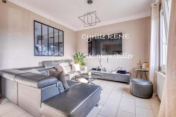 Découvrez cette magnifique maison individuelle à la décoration soignée, sur sous-sol total complètement aménagé et chauffé. La maison est située dans un quartier résidentiel calme et recherché en limite de Villemomble. Les transports sont à proximité et accessibles à pied. 
Confort et efficacité énergétique : Pompe à chaleur associés à des panneaux solaires et un ballon thermodynamique – DPE C – pour une consommation maîtrisée et un bien-être optimal toute l’année ! Des volets roulants motorisés aident au confort. Cette demeure vous propose :

Au rez-de-chaussée :
- Un Double séjour lumineux sans vis à vis
- Une Cuisine entièrement équipée ouvrant sur une grande terrasse, pouvant être ouverte sur le salon
- Une grande salle de bain 
- Un WC séparé
- Une entrée dédiée

Au 1er étage :
- 3 chambres confortables et lumineuses équipées de placards, de 13, 13 et 10m² 
- Un bureau, 
- Une salle d’eau - WC 

Au 2e étage :
- Une immense chambre de 40mé au sol sous comble, pouvant être scindée en deux, 
- Une pièce de rangement

Le sous-sol, véritable pièce de vie, est isolé et aménagé. Une grande buanderie ainsi qu’une cuisine d’été vous y attendent. 
2 garages fermés et des places de parking intérieures supplémentaires vous permettront de garer vos voitures. 

Une visite s’impose, contactez-moi dès maintenant (disponible 7j/7) pour organiser une visite et découvrir votre futur chez-vous !