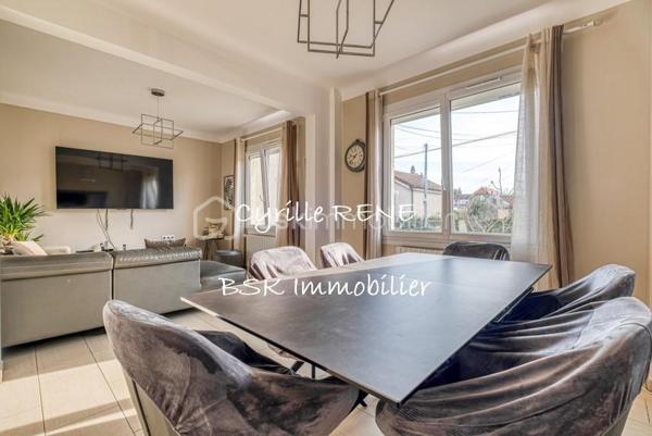 Découvrez cette magnifique maison individuelle à la décoration soignée, sur sous-sol total complètement aménagé et chauffé. La maison est située dans un quartier résidentiel calme et recherché en limite de Villemomble. Les transports sont à proximité et accessibles à pied. 
Confort et efficacité énergétique : Pompe à chaleur associés à des panneaux solaires et un ballon thermodynamique – DPE C – pour une consommation maîtrisée et un bien-être optimal toute l’année ! Des volets roulants motorisés aident au confort. Cette demeure vous propose :

Au rez-de-chaussée :
- Un Double séjour lumineux sans vis à vis
- Une Cuisine entièrement équipée ouvrant sur une grande terrasse, pouvant être ouverte sur le salon
- Une grande salle de bain 
- Un WC séparé
- Une entrée dédiée

Au 1er étage :
- 3 chambres confortables et lumineuses équipées de placards, de 13, 13 et 10m² 
- Un bureau, 
- Une salle d’eau - WC 

Au 2e étage :
- Une immense chambre de 40mé au sol sous comble, pouvant être scindée en deux, 
- Une pièce de rangement

Le sous-sol, véritable pièce de vie, est isolé et aménagé. Une grande buanderie ainsi qu’une cuisine d’été vous y attendent. 
2 garages fermés et des places de parking intérieures supplémentaires vous permettront de garer vos voitures. 

Une visite s’impose, contactez-moi dès maintenant (disponible 7j/7) pour organiser une visite et découvrir votre futur chez-vous !