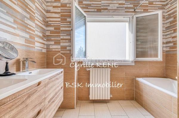 Découvrez cette magnifique maison individuelle à la décoration soignée, sur sous-sol total complètement aménagé et chauffé. La maison est située dans un quartier résidentiel calme et recherché en limite de Villemomble. Les transports sont à proximité et accessibles à pied. 
Confort et efficacité énergétique : Pompe à chaleur associés à des panneaux solaires et un ballon thermodynamique – DPE C – pour une consommation maîtrisée et un bien-être optimal toute l’année ! Des volets roulants motorisés aident au confort. Cette demeure vous propose :

Au rez-de-chaussée :
- Un Double séjour lumineux sans vis à vis
- Une Cuisine entièrement équipée ouvrant sur une grande terrasse, pouvant être ouverte sur le salon
- Une grande salle de bain 
- Un WC séparé
- Une entrée dédiée

Au 1er étage :
- 3 chambres confortables et lumineuses équipées de placards, de 13, 13 et 10m² 
- Un bureau, 
- Une salle d’eau - WC 

Au 2e étage :
- Une immense chambre de 40mé au sol sous comble, pouvant être scindée en deux, 
- Une pièce de rangement

Le sous-sol, véritable pièce de vie, est isolé et aménagé. Une grande buanderie ainsi qu’une cuisine d’été vous y attendent. 
2 garages fermés et des places de parking intérieures supplémentaires vous permettront de garer vos voitures. 

Une visite s’impose, contactez-moi dès maintenant (disponible 7j/7) pour organiser une visite et découvrir votre futur chez-vous !