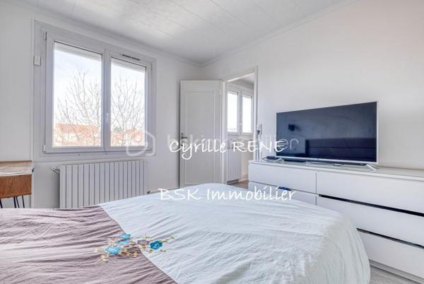 Découvrez cette magnifique maison individuelle à la décoration soignée, sur sous-sol total complètement aménagé et chauffé. La maison est située dans un quartier résidentiel calme et recherché en limite de Villemomble. Les transports sont à proximité et accessibles à pied. 
Confort et efficacité énergétique : Pompe à chaleur associés à des panneaux solaires et un ballon thermodynamique – DPE C – pour une consommation maîtrisée et un bien-être optimal toute l’année ! Des volets roulants motorisés aident au confort. Cette demeure vous propose :

Au rez-de-chaussée :
- Un Double séjour lumineux sans vis à vis
- Une Cuisine entièrement équipée ouvrant sur une grande terrasse, pouvant être ouverte sur le salon
- Une grande salle de bain 
- Un WC séparé
- Une entrée dédiée

Au 1er étage :
- 3 chambres confortables et lumineuses équipées de placards, de 13, 13 et 10m² 
- Un bureau, 
- Une salle d’eau - WC 

Au 2e étage :
- Une immense chambre de 40mé au sol sous comble, pouvant être scindée en deux, 
- Une pièce de rangement

Le sous-sol, véritable pièce de vie, est isolé et aménagé. Une grande buanderie ainsi qu’une cuisine d’été vous y attendent. 
2 garages fermés et des places de parking intérieures supplémentaires vous permettront de garer vos voitures. 

Une visite s’impose, contactez-moi dès maintenant (disponible 7j/7) pour organiser une visite et découvrir votre futur chez-vous !