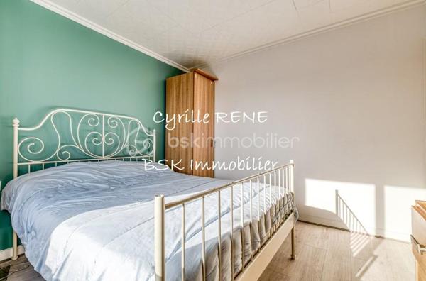Découvrez cette magnifique maison individuelle à la décoration soignée, sur sous-sol total complètement aménagé et chauffé. La maison est située dans un quartier résidentiel calme et recherché en limite de Villemomble. Les transports sont à proximité et accessibles à pied. 
Confort et efficacité énergétique : Pompe à chaleur associés à des panneaux solaires et un ballon thermodynamique – DPE C – pour une consommation maîtrisée et un bien-être optimal toute l’année ! Des volets roulants motorisés aident au confort. Cette demeure vous propose :

Au rez-de-chaussée :
- Un Double séjour lumineux sans vis à vis
- Une Cuisine entièrement équipée ouvrant sur une grande terrasse, pouvant être ouverte sur le salon
- Une grande salle de bain 
- Un WC séparé
- Une entrée dédiée

Au 1er étage :
- 3 chambres confortables et lumineuses équipées de placards, de 13, 13 et 10m² 
- Un bureau, 
- Une salle d’eau - WC 

Au 2e étage :
- Une immense chambre de 40mé au sol sous comble, pouvant être scindée en deux, 
- Une pièce de rangement

Le sous-sol, véritable pièce de vie, est isolé et aménagé. Une grande buanderie ainsi qu’une cuisine d’été vous y attendent. 
2 garages fermés et des places de parking intérieures supplémentaires vous permettront de garer vos voitures. 

Une visite s’impose, contactez-moi dès maintenant (disponible 7j/7) pour organiser une visite et découvrir votre futur chez-vous !