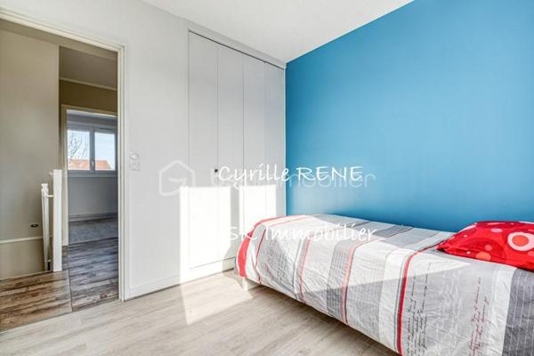 Découvrez cette magnifique maison individuelle à la décoration soignée, sur sous-sol total complètement aménagé et chauffé. La maison est située dans un quartier résidentiel calme et recherché en limite de Villemomble. Les transports sont à proximité et accessibles à pied. 
Confort et efficacité énergétique : Pompe à chaleur associés à des panneaux solaires et un ballon thermodynamique – DPE C – pour une consommation maîtrisée et un bien-être optimal toute l’année ! Des volets roulants motorisés aident au confort. Cette demeure vous propose :

Au rez-de-chaussée :
- Un Double séjour lumineux sans vis à vis
- Une Cuisine entièrement équipée ouvrant sur une grande terrasse, pouvant être ouverte sur le salon
- Une grande salle de bain 
- Un WC séparé
- Une entrée dédiée

Au 1er étage :
- 3 chambres confortables et lumineuses équipées de placards, de 13, 13 et 10m² 
- Un bureau, 
- Une salle d’eau - WC 

Au 2e étage :
- Une immense chambre de 40mé au sol sous comble, pouvant être scindée en deux, 
- Une pièce de rangement

Le sous-sol, véritable pièce de vie, est isolé et aménagé. Une grande buanderie ainsi qu’une cuisine d’été vous y attendent. 
2 garages fermés et des places de parking intérieures supplémentaires vous permettront de garer vos voitures. 

Une visite s’impose, contactez-moi dès maintenant (disponible 7j/7) pour organiser une visite et découvrir votre futur chez-vous !