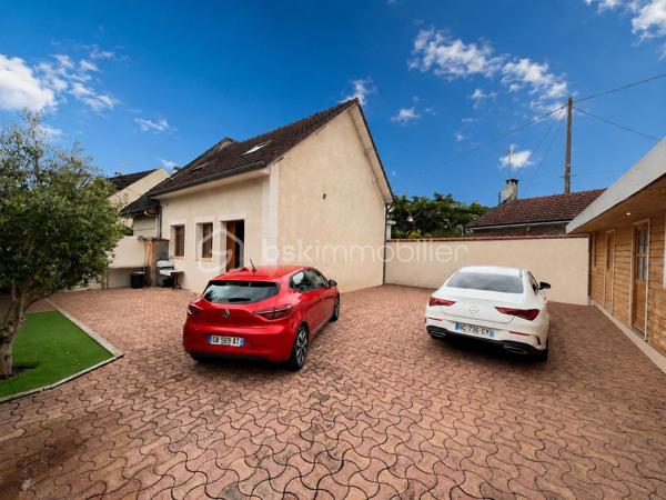 NOUVEAU à MONTFERMEIL ! Venez découvrir cette belle maison de 95m2 avec dépendance habitable de 34m2.
Ecoles, commerces, transports à proximité.

Au rez-de-chaussée une vaste pièce de vie de 35m2 composé d’un espace salon et d’une grande cuisine ouverte aménagée et équipée. Vous aurez également accès à une buanderie/cave de 10,5m2 (possibilité de la transformer en salle de bain avec wc).
A l’étage : un bureau sur le palier, une salle d’eau moderne avec douche à l’italienne, un wc séparé, 2 belles chambres de 10,8 et 14,5m2 et un dressing.

A l’extérieur : Un abri, un coin barbecue, une terrasse sur l’avant de la maison, 4 places de stationnement, un portail coulissant motorisé, un wc extérieur abrité et une dépendance habitable de 34m2 (salon/cuisine de 19,2m2, une chambre de 9,7m2 et une salle d’eau avec wc de 5,1m2).

Ideal pour percevoir des revenus locatifs ou pour loger une personne de la famille qui souhaiterai avoir son coin indépendant.
Chauffage pompe à chaleur et poêle à bois, fibre, tout à l’égout, double vitrage pvc.
IDEAL POUR UNE FAMILLE ! SECTEUR RECHERCHE ! NE TARDEZ PAS A VENIR VISITER !