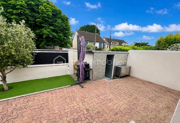 NOUVEAU à MONTFERMEIL ! Venez découvrir cette belle maison de 95m2 avec dépendance habitable de 34m2.
Ecoles, commerces, transports à proximité.

Au rez-de-chaussée une vaste pièce de vie de 35m2 composé d’un espace salon et d’une grande cuisine ouverte aménagée et équipée. Vous aurez également accès à une buanderie/cave de 10,5m2 (possibilité de la transformer en salle de bain avec wc).
A l’étage : un bureau sur le palier, une salle d’eau moderne avec douche à l’italienne, un wc séparé, 2 belles chambres de 10,8 et 14,5m2 et un dressing.

A l’extérieur : Un abri, un coin barbecue, une terrasse sur l’avant de la maison, 4 places de stationnement, un portail coulissant motorisé, un wc extérieur abrité et une dépendance habitable de 34m2 (salon/cuisine de 19,2m2, une chambre de 9,7m2 et une salle d’eau avec wc de 5,1m2).

Ideal pour percevoir des revenus locatifs ou pour loger une personne de la famille qui souhaiterai avoir son coin indépendant.
Chauffage pompe à chaleur et poêle à bois, fibre, tout à l’égout, double vitrage pvc.
IDEAL POUR UNE FAMILLE ! SECTEUR RECHERCHE ! NE TARDEZ PAS A VENIR VISITER !