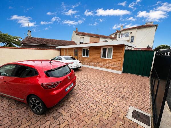 NOUVEAU à MONTFERMEIL ! Venez découvrir cette belle maison de 95m2 avec dépendance habitable de 34m2.
Ecoles, commerces, transports à proximité.

Au rez-de-chaussée une vaste pièce de vie de 35m2 composé d’un espace salon et d’une grande cuisine ouverte aménagée et équipée. Vous aurez également accès à une buanderie/cave de 10,5m2 (possibilité de la transformer en salle de bain avec wc).
A l’étage : un bureau sur le palier, une salle d’eau moderne avec douche à l’italienne, un wc séparé, 2 belles chambres de 10,8 et 14,5m2 et un dressing.

A l’extérieur : Un abri, un coin barbecue, une terrasse sur l’avant de la maison, 4 places de stationnement, un portail coulissant motorisé, un wc extérieur abrité et une dépendance habitable de 34m2 (salon/cuisine de 19,2m2, une chambre de 9,7m2 et une salle d’eau avec wc de 5,1m2).

Ideal pour percevoir des revenus locatifs ou pour loger une personne de la famille qui souhaiterai avoir son coin indépendant.
Chauffage pompe à chaleur et poêle à bois, fibre, tout à l’égout, double vitrage pvc.
IDEAL POUR UNE FAMILLE ! SECTEUR RECHERCHE ! NE TARDEZ PAS A VENIR VISITER !