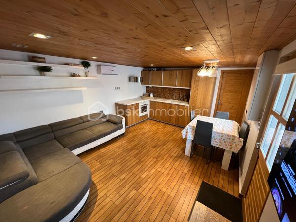 NOUVEAU à MONTFERMEIL ! Venez découvrir cette belle maison de 95m2 avec dépendance habitable de 34m2.
Ecoles, commerces, transports à proximité.

Au rez-de-chaussée une vaste pièce de vie de 35m2 composé d’un espace salon et d’une grande cuisine ouverte aménagée et équipée. Vous aurez également accès à une buanderie/cave de 10,5m2 (possibilité de la transformer en salle de bain avec wc).
A l’étage : un bureau sur le palier, une salle d’eau moderne avec douche à l’italienne, un wc séparé, 2 belles chambres de 10,8 et 14,5m2 et un dressing.

A l’extérieur : Un abri, un coin barbecue, une terrasse sur l’avant de la maison, 4 places de stationnement, un portail coulissant motorisé, un wc extérieur abrité et une dépendance habitable de 34m2 (salon/cuisine de 19,2m2, une chambre de 9,7m2 et une salle d’eau avec wc de 5,1m2).

Ideal pour percevoir des revenus locatifs ou pour loger une personne de la famille qui souhaiterai avoir son coin indépendant.
Chauffage pompe à chaleur et poêle à bois, fibre, tout à l’égout, double vitrage pvc.
IDEAL POUR UNE FAMILLE ! SECTEUR RECHERCHE ! NE TARDEZ PAS A VENIR VISITER !