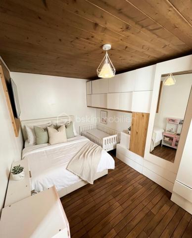 NOUVEAU à MONTFERMEIL ! Venez découvrir cette belle maison de 95m2 avec dépendance habitable de 34m2.
Ecoles, commerces, transports à proximité.

Au rez-de-chaussée une vaste pièce de vie de 35m2 composé d’un espace salon et d’une grande cuisine ouverte aménagée et équipée. Vous aurez également accès à une buanderie/cave de 10,5m2 (possibilité de la transformer en salle de bain avec wc).
A l’étage : un bureau sur le palier, une salle d’eau moderne avec douche à l’italienne, un wc séparé, 2 belles chambres de 10,8 et 14,5m2 et un dressing.

A l’extérieur : Un abri, un coin barbecue, une terrasse sur l’avant de la maison, 4 places de stationnement, un portail coulissant motorisé, un wc extérieur abrité et une dépendance habitable de 34m2 (salon/cuisine de 19,2m2, une chambre de 9,7m2 et une salle d’eau avec wc de 5,1m2).

Ideal pour percevoir des revenus locatifs ou pour loger une personne de la famille qui souhaiterai avoir son coin indépendant.
Chauffage pompe à chaleur et poêle à bois, fibre, tout à l’égout, double vitrage pvc.
IDEAL POUR UNE FAMILLE ! SECTEUR RECHERCHE ! NE TARDEZ PAS A VENIR VISITER !