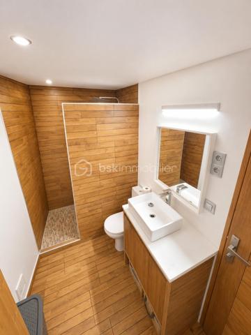NOUVEAU à MONTFERMEIL ! Venez découvrir cette belle maison de 95m2 avec dépendance habitable de 34m2.
Ecoles, commerces, transports à proximité.

Au rez-de-chaussée une vaste pièce de vie de 35m2 composé d’un espace salon et d’une grande cuisine ouverte aménagée et équipée. Vous aurez également accès à une buanderie/cave de 10,5m2 (possibilité de la transformer en salle de bain avec wc).
A l’étage : un bureau sur le palier, une salle d’eau moderne avec douche à l’italienne, un wc séparé, 2 belles chambres de 10,8 et 14,5m2 et un dressing.

A l’extérieur : Un abri, un coin barbecue, une terrasse sur l’avant de la maison, 4 places de stationnement, un portail coulissant motorisé, un wc extérieur abrité et une dépendance habitable de 34m2 (salon/cuisine de 19,2m2, une chambre de 9,7m2 et une salle d’eau avec wc de 5,1m2).

Ideal pour percevoir des revenus locatifs ou pour loger une personne de la famille qui souhaiterai avoir son coin indépendant.
Chauffage pompe à chaleur et poêle à bois, fibre, tout à l’égout, double vitrage pvc.
IDEAL POUR UNE FAMILLE ! SECTEUR RECHERCHE ! NE TARDEZ PAS A VENIR VISITER !