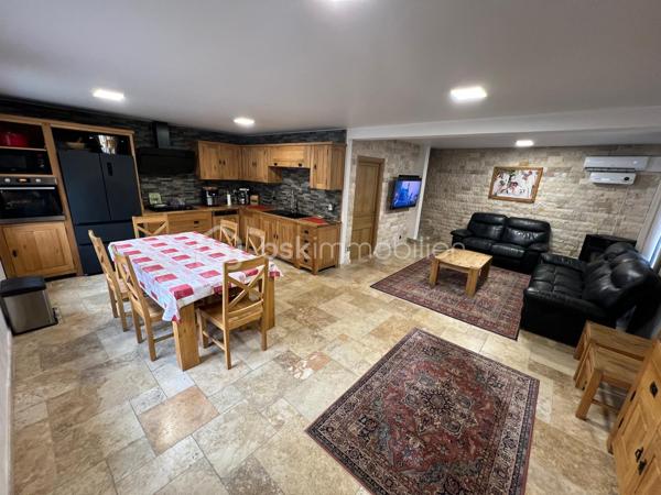 NOUVEAU à MONTFERMEIL ! Venez découvrir cette belle maison de 95m2 avec dépendance habitable de 34m2.
Ecoles, commerces, transports à proximité.

Au rez-de-chaussée une vaste pièce de vie de 35m2 composé d’un espace salon et d’une grande cuisine ouverte aménagée et équipée. Vous aurez également accès à une buanderie/cave de 10,5m2 (possibilité de la transformer en salle de bain avec wc).
A l’étage : un bureau sur le palier, une salle d’eau moderne avec douche à l’italienne, un wc séparé, 2 belles chambres de 10,8 et 14,5m2 et un dressing.

A l’extérieur : Un abri, un coin barbecue, une terrasse sur l’avant de la maison, 4 places de stationnement, un portail coulissant motorisé, un wc extérieur abrité et une dépendance habitable de 34m2 (salon/cuisine de 19,2m2, une chambre de 9,7m2 et une salle d’eau avec wc de 5,1m2).

Ideal pour percevoir des revenus locatifs ou pour loger une personne de la famille qui souhaiterai avoir son coin indépendant.
Chauffage pompe à chaleur et poêle à bois, fibre, tout à l’égout, double vitrage pvc.
IDEAL POUR UNE FAMILLE ! SECTEUR RECHERCHE ! NE TARDEZ PAS A VENIR VISITER !