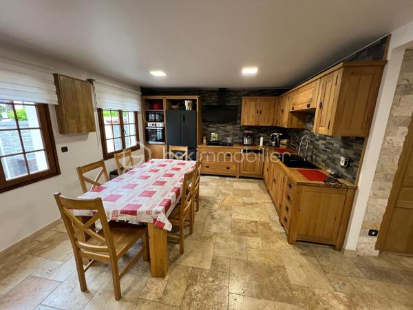 NOUVEAU à MONTFERMEIL ! Venez découvrir cette belle maison de 95m2 avec dépendance habitable de 34m2.
Ecoles, commerces, transports à proximité.

Au rez-de-chaussée une vaste pièce de vie de 35m2 composé d’un espace salon et d’une grande cuisine ouverte aménagée et équipée. Vous aurez également accès à une buanderie/cave de 10,5m2 (possibilité de la transformer en salle de bain avec wc).
A l’étage : un bureau sur le palier, une salle d’eau moderne avec douche à l’italienne, un wc séparé, 2 belles chambres de 10,8 et 14,5m2 et un dressing.

A l’extérieur : Un abri, un coin barbecue, une terrasse sur l’avant de la maison, 4 places de stationnement, un portail coulissant motorisé, un wc extérieur abrité et une dépendance habitable de 34m2 (salon/cuisine de 19,2m2, une chambre de 9,7m2 et une salle d’eau avec wc de 5,1m2).

Ideal pour percevoir des revenus locatifs ou pour loger une personne de la famille qui souhaiterai avoir son coin indépendant.
Chauffage pompe à chaleur et poêle à bois, fibre, tout à l’égout, double vitrage pvc.
IDEAL POUR UNE FAMILLE ! SECTEUR RECHERCHE ! NE TARDEZ PAS A VENIR VISITER !