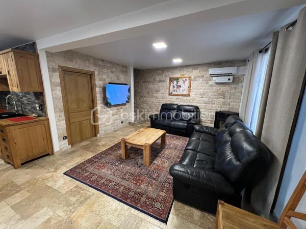 NOUVEAU à MONTFERMEIL ! Venez découvrir cette belle maison de 95m2 avec dépendance habitable de 34m2.
Ecoles, commerces, transports à proximité.

Au rez-de-chaussée une vaste pièce de vie de 35m2 composé d’un espace salon et d’une grande cuisine ouverte aménagée et équipée. Vous aurez également accès à une buanderie/cave de 10,5m2 (possibilité de la transformer en salle de bain avec wc).
A l’étage : un bureau sur le palier, une salle d’eau moderne avec douche à l’italienne, un wc séparé, 2 belles chambres de 10,8 et 14,5m2 et un dressing.

A l’extérieur : Un abri, un coin barbecue, une terrasse sur l’avant de la maison, 4 places de stationnement, un portail coulissant motorisé, un wc extérieur abrité et une dépendance habitable de 34m2 (salon/cuisine de 19,2m2, une chambre de 9,7m2 et une salle d’eau avec wc de 5,1m2).

Ideal pour percevoir des revenus locatifs ou pour loger une personne de la famille qui souhaiterai avoir son coin indépendant.
Chauffage pompe à chaleur et poêle à bois, fibre, tout à l’égout, double vitrage pvc.
IDEAL POUR UNE FAMILLE ! SECTEUR RECHERCHE ! NE TARDEZ PAS A VENIR VISITER !