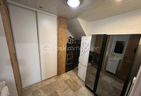NOUVEAU à MONTFERMEIL ! Venez découvrir cette belle maison de 95m2 avec dépendance habitable de 34m2.
Ecoles, commerces, transports à proximité.

Au rez-de-chaussée une vaste pièce de vie de 35m2 composé d’un espace salon et d’une grande cuisine ouverte aménagée et équipée. Vous aurez également accès à une buanderie/cave de 10,5m2 (possibilité de la transformer en salle de bain avec wc).
A l’étage : un bureau sur le palier, une salle d’eau moderne avec douche à l’italienne, un wc séparé, 2 belles chambres de 10,8 et 14,5m2 et un dressing.

A l’extérieur : Un abri, un coin barbecue, une terrasse sur l’avant de la maison, 4 places de stationnement, un portail coulissant motorisé, un wc extérieur abrité et une dépendance habitable de 34m2 (salon/cuisine de 19,2m2, une chambre de 9,7m2 et une salle d’eau avec wc de 5,1m2).

Ideal pour percevoir des revenus locatifs ou pour loger une personne de la famille qui souhaiterai avoir son coin indépendant.
Chauffage pompe à chaleur et poêle à bois, fibre, tout à l’égout, double vitrage pvc.
IDEAL POUR UNE FAMILLE ! SECTEUR RECHERCHE ! NE TARDEZ PAS A VENIR VISITER !