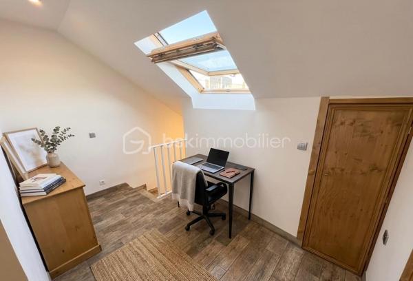 NOUVEAU à MONTFERMEIL ! Venez découvrir cette belle maison de 95m2 avec dépendance habitable de 34m2.
Ecoles, commerces, transports à proximité.

Au rez-de-chaussée une vaste pièce de vie de 35m2 composé d’un espace salon et d’une grande cuisine ouverte aménagée et équipée. Vous aurez également accès à une buanderie/cave de 10,5m2 (possibilité de la transformer en salle de bain avec wc).
A l’étage : un bureau sur le palier, une salle d’eau moderne avec douche à l’italienne, un wc séparé, 2 belles chambres de 10,8 et 14,5m2 et un dressing.

A l’extérieur : Un abri, un coin barbecue, une terrasse sur l’avant de la maison, 4 places de stationnement, un portail coulissant motorisé, un wc extérieur abrité et une dépendance habitable de 34m2 (salon/cuisine de 19,2m2, une chambre de 9,7m2 et une salle d’eau avec wc de 5,1m2).

Ideal pour percevoir des revenus locatifs ou pour loger une personne de la famille qui souhaiterai avoir son coin indépendant.
Chauffage pompe à chaleur et poêle à bois, fibre, tout à l’égout, double vitrage pvc.
IDEAL POUR UNE FAMILLE ! SECTEUR RECHERCHE ! NE TARDEZ PAS A VENIR VISITER !