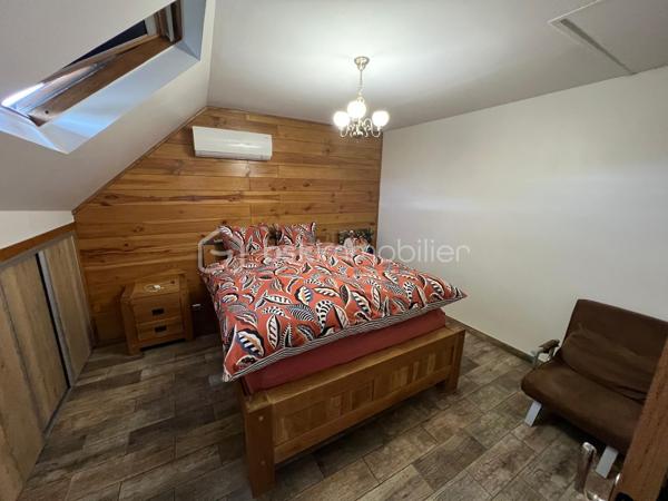 NOUVEAU à MONTFERMEIL ! Venez découvrir cette belle maison de 95m2 avec dépendance habitable de 34m2.
Ecoles, commerces, transports à proximité.

Au rez-de-chaussée une vaste pièce de vie de 35m2 composé d’un espace salon et d’une grande cuisine ouverte aménagée et équipée. Vous aurez également accès à une buanderie/cave de 10,5m2 (possibilité de la transformer en salle de bain avec wc).
A l’étage : un bureau sur le palier, une salle d’eau moderne avec douche à l’italienne, un wc séparé, 2 belles chambres de 10,8 et 14,5m2 et un dressing.

A l’extérieur : Un abri, un coin barbecue, une terrasse sur l’avant de la maison, 4 places de stationnement, un portail coulissant motorisé, un wc extérieur abrité et une dépendance habitable de 34m2 (salon/cuisine de 19,2m2, une chambre de 9,7m2 et une salle d’eau avec wc de 5,1m2).

Ideal pour percevoir des revenus locatifs ou pour loger une personne de la famille qui souhaiterai avoir son coin indépendant.
Chauffage pompe à chaleur et poêle à bois, fibre, tout à l’égout, double vitrage pvc.
IDEAL POUR UNE FAMILLE ! SECTEUR RECHERCHE ! NE TARDEZ PAS A VENIR VISITER !