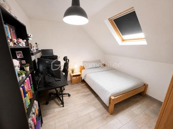 NOUVEAU à MONTFERMEIL ! Venez découvrir cette belle maison de 95m2 avec dépendance habitable de 34m2.
Ecoles, commerces, transports à proximité.

Au rez-de-chaussée une vaste pièce de vie de 35m2 composé d’un espace salon et d’une grande cuisine ouverte aménagée et équipée. Vous aurez également accès à une buanderie/cave de 10,5m2 (possibilité de la transformer en salle de bain avec wc).
A l’étage : un bureau sur le palier, une salle d’eau moderne avec douche à l’italienne, un wc séparé, 2 belles chambres de 10,8 et 14,5m2 et un dressing.

A l’extérieur : Un abri, un coin barbecue, une terrasse sur l’avant de la maison, 4 places de stationnement, un portail coulissant motorisé, un wc extérieur abrité et une dépendance habitable de 34m2 (salon/cuisine de 19,2m2, une chambre de 9,7m2 et une salle d’eau avec wc de 5,1m2).

Ideal pour percevoir des revenus locatifs ou pour loger une personne de la famille qui souhaiterai avoir son coin indépendant.
Chauffage pompe à chaleur et poêle à bois, fibre, tout à l’égout, double vitrage pvc.
IDEAL POUR UNE FAMILLE ! SECTEUR RECHERCHE ! NE TARDEZ PAS A VENIR VISITER !