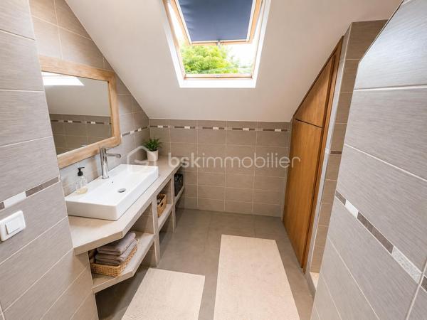 NOUVEAU à MONTFERMEIL ! Venez découvrir cette belle maison de 95m2 avec dépendance habitable de 34m2.
Ecoles, commerces, transports à proximité.

Au rez-de-chaussée une vaste pièce de vie de 35m2 composé d’un espace salon et d’une grande cuisine ouverte aménagée et équipée. Vous aurez également accès à une buanderie/cave de 10,5m2 (possibilité de la transformer en salle de bain avec wc).
A l’étage : un bureau sur le palier, une salle d’eau moderne avec douche à l’italienne, un wc séparé, 2 belles chambres de 10,8 et 14,5m2 et un dressing.

A l’extérieur : Un abri, un coin barbecue, une terrasse sur l’avant de la maison, 4 places de stationnement, un portail coulissant motorisé, un wc extérieur abrité et une dépendance habitable de 34m2 (salon/cuisine de 19,2m2, une chambre de 9,7m2 et une salle d’eau avec wc de 5,1m2).

Ideal pour percevoir des revenus locatifs ou pour loger une personne de la famille qui souhaiterai avoir son coin indépendant.
Chauffage pompe à chaleur et poêle à bois, fibre, tout à l’égout, double vitrage pvc.
IDEAL POUR UNE FAMILLE ! SECTEUR RECHERCHE ! NE TARDEZ PAS A VENIR VISITER !