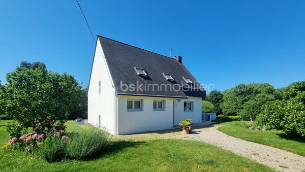 A Concarneau, au calme, au fond d’une impasse, venez découvrir ce bien rare.
Édifiée en 1991, sur un sous sol total, cette maison vous offre la tranquillité de la campagne, à quelques minutes des plages !
Elle vous accueille par une entrée qui dessert la cuisine indépendante, ouverte sur une première terrasse, le vaste salon séjour baigné de lumière vous donne accès à une seconde terrasse.
Une chambre, une salle d’eau et un WC indépendant vous offre le confort de la vie de plain pied.
A l’étage, vous trouverez trois chambres spacieuses et lumineuses, un bureau, un espace de rangement, une salle de bains et un WC indépendant.
Le jardin est arboré et et équipé d’un puits.
Des travaux de raccordement au tout à l’égout sont à prévoir.
N’attendez pas pour venir la visiter !
