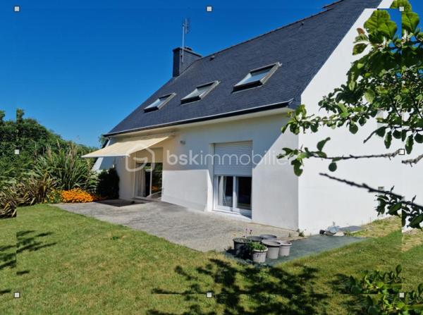 A Concarneau, au calme, au fond d’une impasse, venez découvrir ce bien rare.
Édifiée en 1991, sur un sous sol total, cette maison vous offre la tranquillité de la campagne, à quelques minutes des plages !
Elle vous accueille par une entrée qui dessert la cuisine indépendante, ouverte sur une première terrasse, le vaste salon séjour baigné de lumière vous donne accès à une seconde terrasse.
Une chambre, une salle d’eau et un WC indépendant vous offre le confort de la vie de plain pied.
A l’étage, vous trouverez trois chambres spacieuses et lumineuses, un bureau, un espace de rangement, une salle de bains et un WC indépendant.
Le jardin est arboré et et équipé d’un puits.
Des travaux de raccordement au tout à l’égout sont à prévoir.
N’attendez pas pour venir la visiter !