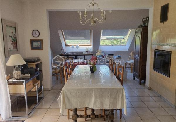 A Concarneau, au calme, au fond d’une impasse, venez découvrir ce bien rare.
Édifiée en 1991, sur un sous sol total, cette maison vous offre la tranquillité de la campagne, à quelques minutes des plages !
Elle vous accueille par une entrée qui dessert la cuisine indépendante, ouverte sur une première terrasse, le vaste salon séjour baigné de lumière vous donne accès à une seconde terrasse.
Une chambre, une salle d’eau et un WC indépendant vous offre le confort de la vie de plain pied.
A l’étage, vous trouverez trois chambres spacieuses et lumineuses, un bureau, un espace de rangement, une salle de bains et un WC indépendant.
Le jardin est arboré et et équipé d’un puits.
Des travaux de raccordement au tout à l’égout sont à prévoir.
N’attendez pas pour venir la visiter !