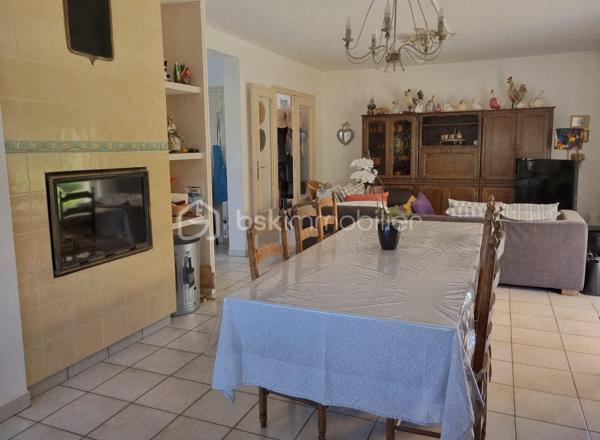 A Concarneau, au calme, au fond d’une impasse, venez découvrir ce bien rare.
Édifiée en 1991, sur un sous sol total, cette maison vous offre la tranquillité de la campagne, à quelques minutes des plages !
Elle vous accueille par une entrée qui dessert la cuisine indépendante, ouverte sur une première terrasse, le vaste salon séjour baigné de lumière vous donne accès à une seconde terrasse.
Une chambre, une salle d’eau et un WC indépendant vous offre le confort de la vie de plain pied.
A l’étage, vous trouverez trois chambres spacieuses et lumineuses, un bureau, un espace de rangement, une salle de bains et un WC indépendant.
Le jardin est arboré et et équipé d’un puits.
Des travaux de raccordement au tout à l’égout sont à prévoir.
N’attendez pas pour venir la visiter !