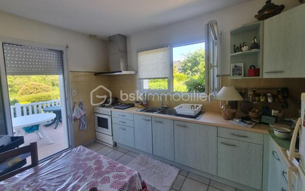 A Concarneau, au calme, au fond d’une impasse, venez découvrir ce bien rare.
Édifiée en 1991, sur un sous sol total, cette maison vous offre la tranquillité de la campagne, à quelques minutes des plages !
Elle vous accueille par une entrée qui dessert la cuisine indépendante, ouverte sur une première terrasse, le vaste salon séjour baigné de lumière vous donne accès à une seconde terrasse.
Une chambre, une salle d’eau et un WC indépendant vous offre le confort de la vie de plain pied.
A l’étage, vous trouverez trois chambres spacieuses et lumineuses, un bureau, un espace de rangement, une salle de bains et un WC indépendant.
Le jardin est arboré et et équipé d’un puits.
Des travaux de raccordement au tout à l’égout sont à prévoir.
N’attendez pas pour venir la visiter !
