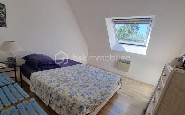 A Concarneau, au calme, au fond d’une impasse, venez découvrir ce bien rare.
Édifiée en 1991, sur un sous sol total, cette maison vous offre la tranquillité de la campagne, à quelques minutes des plages !
Elle vous accueille par une entrée qui dessert la cuisine indépendante, ouverte sur une première terrasse, le vaste salon séjour baigné de lumière vous donne accès à une seconde terrasse.
Une chambre, une salle d’eau et un WC indépendant vous offre le confort de la vie de plain pied.
A l’étage, vous trouverez trois chambres spacieuses et lumineuses, un bureau, un espace de rangement, une salle de bains et un WC indépendant.
Le jardin est arboré et et équipé d’un puits.
Des travaux de raccordement au tout à l’égout sont à prévoir.
N’attendez pas pour venir la visiter !