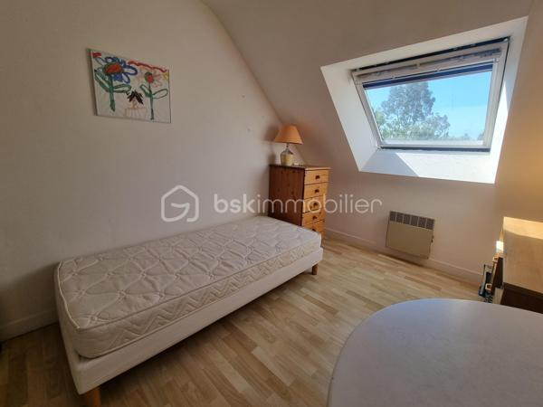 A Concarneau, au calme, au fond d’une impasse, venez découvrir ce bien rare.
Édifiée en 1991, sur un sous sol total, cette maison vous offre la tranquillité de la campagne, à quelques minutes des plages !
Elle vous accueille par une entrée qui dessert la cuisine indépendante, ouverte sur une première terrasse, le vaste salon séjour baigné de lumière vous donne accès à une seconde terrasse.
Une chambre, une salle d’eau et un WC indépendant vous offre le confort de la vie de plain pied.
A l’étage, vous trouverez trois chambres spacieuses et lumineuses, un bureau, un espace de rangement, une salle de bains et un WC indépendant.
Le jardin est arboré et et équipé d’un puits.
Des travaux de raccordement au tout à l’égout sont à prévoir.
N’attendez pas pour venir la visiter !
