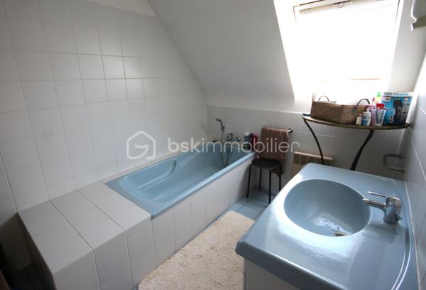 A Concarneau, au calme, au fond d’une impasse, venez découvrir ce bien rare.
Édifiée en 1991, sur un sous sol total, cette maison vous offre la tranquillité de la campagne, à quelques minutes des plages !
Elle vous accueille par une entrée qui dessert la cuisine indépendante, ouverte sur une première terrasse, le vaste salon séjour baigné de lumière vous donne accès à une seconde terrasse.
Une chambre, une salle d’eau et un WC indépendant vous offre le confort de la vie de plain pied.
A l’étage, vous trouverez trois chambres spacieuses et lumineuses, un bureau, un espace de rangement, une salle de bains et un WC indépendant.
Le jardin est arboré et et équipé d’un puits.
Des travaux de raccordement au tout à l’égout sont à prévoir.
N’attendez pas pour venir la visiter !