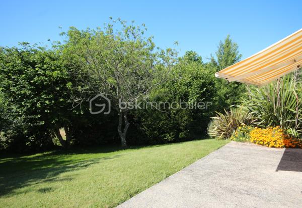 A Concarneau, au calme, au fond d’une impasse, venez découvrir ce bien rare.
Édifiée en 1991, sur un sous sol total, cette maison vous offre la tranquillité de la campagne, à quelques minutes des plages !
Elle vous accueille par une entrée qui dessert la cuisine indépendante, ouverte sur une première terrasse, le vaste salon séjour baigné de lumière vous donne accès à une seconde terrasse.
Une chambre, une salle d’eau et un WC indépendant vous offre le confort de la vie de plain pied.
A l’étage, vous trouverez trois chambres spacieuses et lumineuses, un bureau, un espace de rangement, une salle de bains et un WC indépendant.
Le jardin est arboré et et équipé d’un puits.
Des travaux de raccordement au tout à l’égout sont à prévoir.
N’attendez pas pour venir la visiter !