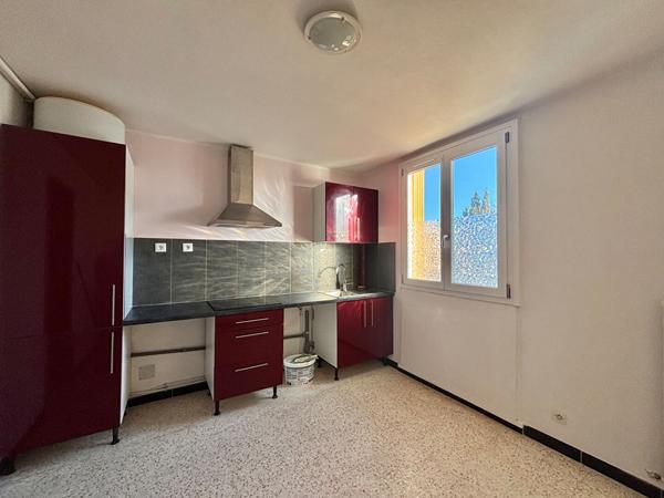 APPARTEMENT T3 - 65 m2 - BALCON - PLACE DE PARKING