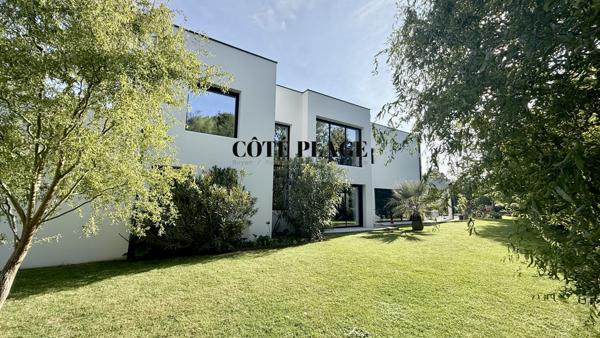 Royan (17200) Villa contemporaine de 250m2 sur 1121m2 parcelle garage piscine au prix de 1.575.000€ HAI