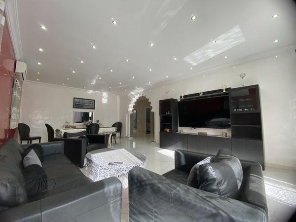 A vendre, Villa Moderne de 5 Chambres avec Vue sur l'Atlas - Route de l'Ourika - 18 km de Marrakech