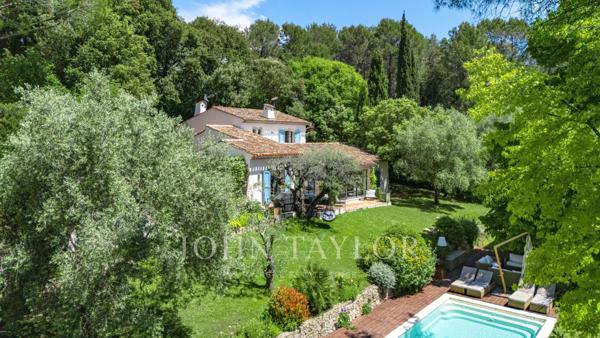 Villa provençale rénovée à proximité du village historique de Valbonne