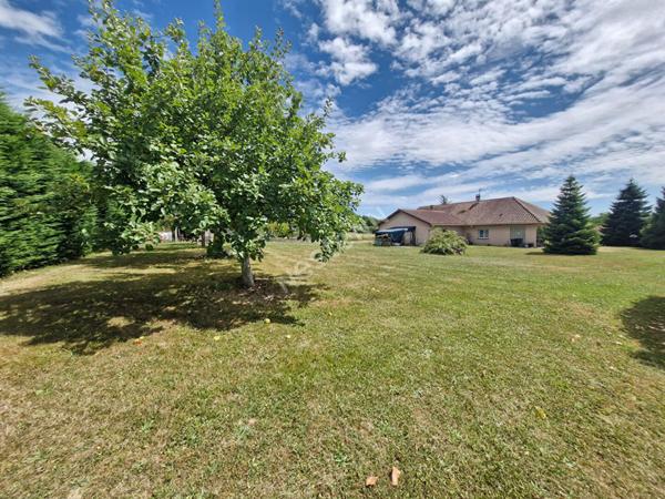 Maison de plain pied de 2003 à proximité de toutes les commodités entre Saint-Amour et Cuiseaux