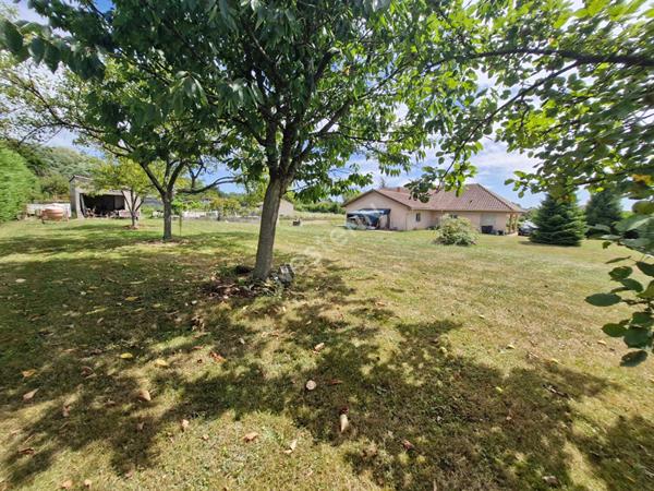 Maison de plain pied de 2003 à proximité de toutes les commodités entre Saint-Amour et Cuiseaux