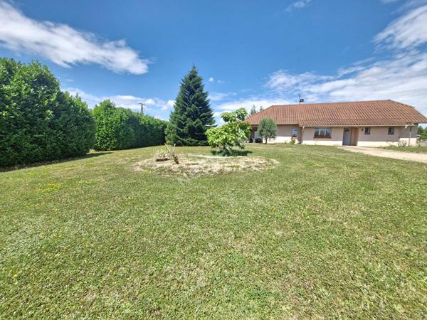 Maison de plain pied de 2003 à proximité de toutes les commodités entre Saint-Amour et Cuiseaux