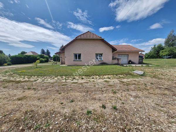 Maison de plain pied de 2003 à proximité de toutes les commodités entre Saint-Amour et Cuiseaux