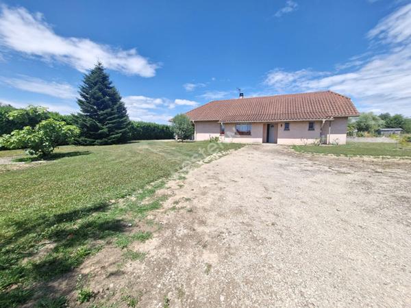 Maison de plain pied de 2003 à proximité de toutes les commodités entre Saint-Amour et Cuiseaux