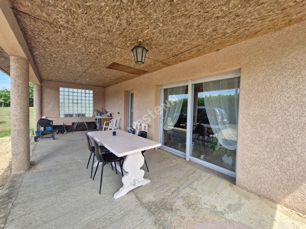 Maison de plain pied de 2003 à proximité de toutes les commodités entre Saint-Amour et Cuiseaux