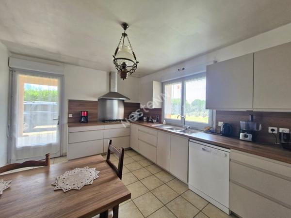 Maison de plain pied de 2003 à proximité de toutes les commodités entre Saint-Amour et Cuiseaux