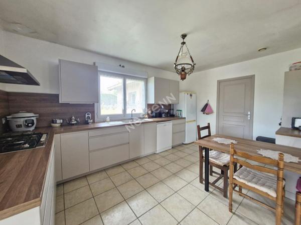 Maison de plain pied de 2003 à proximité de toutes les commodités entre Saint-Amour et Cuiseaux