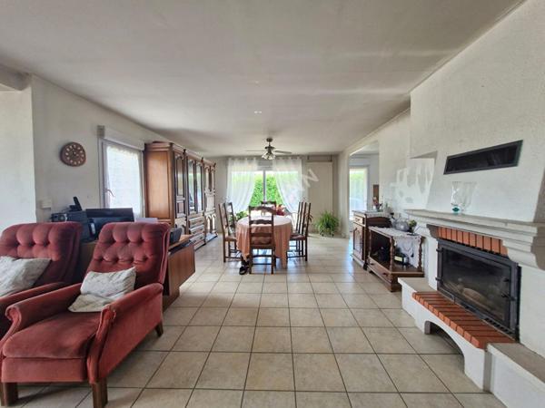 Maison de plain pied de 2003 à proximité de toutes les commodités entre Saint-Amour et Cuiseaux