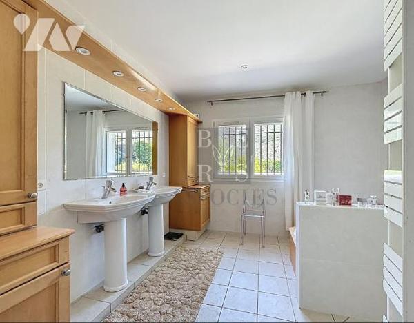 Villa  sur les hauteurs très prisées d’Aiguebelle- LE LAVANDOU