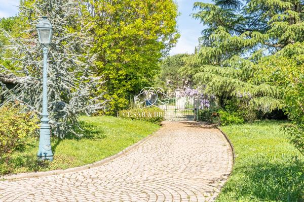 Grezieux-la varenne – Maison d’environ 250 m² – 5 chambres- terrain 8000 m²