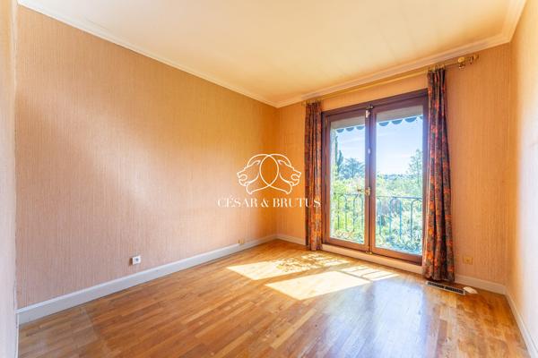 Grezieux-la varenne – Maison d’environ 250 m² – 5 chambres- terrain 8000 m²